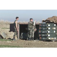 Installation de la soute à munitions dans un container semi-enterré à Mazar e Charif par les marsouins du 21e RIMa (régiment d'infanterie de marine).