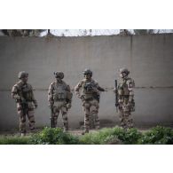 Des instructeurs encadrent une formation sur le camp de Bagdad (Irak).