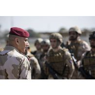 Le général de brigade Saad Moshin Uraibi prononce un discours devant ses troupes sur le camp de Bagdad (Irak).
