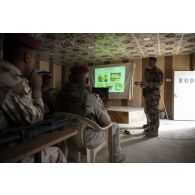 Un instructeur de la Légion étrangère dispense une formation à l'intention de soldats irakiens sur le camp de Bagdad (Irak).