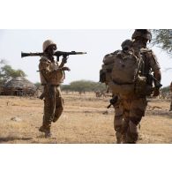 Un soldat burkinabè patrouille aux côtés des soldats du 16e bataillon de chasseurs à pied (16e BCP) dans un village de la région de Tofagala, au Burkina Faso.