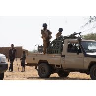 Des soldats burkinabè patrouillent à bord de leur pick-up dans un village de la région de Tofagala, au Burkina Faso.