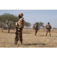 Un soldat burkinabè patrouille aux côtés des soldats du 16e bataillon de chasseurs à pied (16e BCP) dans la région de Tofagala, au Burkina Faso.