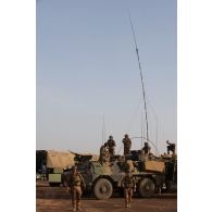 Un équipage du 16e bataillon de chasseurs à pied (16e BCP) installe une antenne sur le toit de son véhicule blindé de combat d'infanteri (VBCI) dans la région de Tofagala, au Burkina Faso.