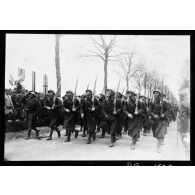 Les troupes polonaises défilent devant les autorités civiles et militaires, polonaises et françaises.
