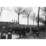 Les troupes polonaises défilent devant les autorités civiles et militaires, polonaises et françaises.