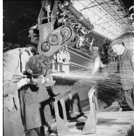 A l'atelier d'Issy-les-Moulineaux un ouvrier ponce le moteur d'un B1 bis.