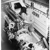 A l'atelier d'Issy-les-Moulineaux un ouvrier travaille sur le moteur d'un B1 bis.