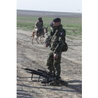 Séance d'entraînement des tireurs d'élite du 21e RIMa (régiment d'infanterie de marine) à proximité du camp de Mazar e Charif. Un passant afghan progresse sur son âne en arrière-plan.