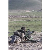 Séance d'entraînement des tireurs d'élite du 21e RIMa (régiment d'infanterie de marine) à proximité du camp de Mazar e Charif, qui cale son arme avec minutie.