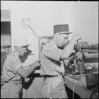 Entretien du matériel radio du 3e REI (régiment étranger d'infanterie) à Arris.