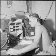 Permanence radio par un soldat du 3e REI (régiment étranger d'infanterie) au poste d'Arris.