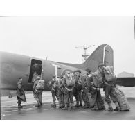Embarquement des parachutistes dans l'avion.