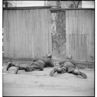 Dans Mulhouse, des chasseurs du peloton spécial du 3e régiment de chasseurs d'Afrique (RCA) sont postés face à une maison à laquelle ils vont donner l'assaut.