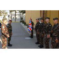 Garde d'honneur irlandaise au HQ KFOR du camp de Pristina film city.