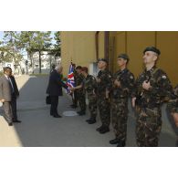 Le général de corps d'armée Xavier Bout de Marnhac, COM-KFOR rencontre Lord Russell-Johnston au HQ KFOR du camp de Pristina film city. Garde d'honneur irlandaise.