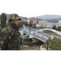 Surveillance par un militaire portugais des passages sur le pont Austerlitz de Mitrovica depuis le toit du bâtiment de la Concession.
