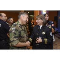 Le général de corps d'armée Xavier de Marnhac, COM-KFOR, s'entretient avec des invités lors de la soirée du Kosovo police special department (KPSD) dans le centre de Pristina.