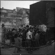 Projection publique d'un film à Alger.