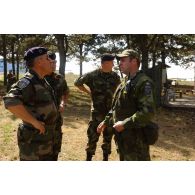Le général de corps d'armée Xavier Bout Marnhac, COM-KFOR est accueilli par le responsable de l'armée suédoise.
