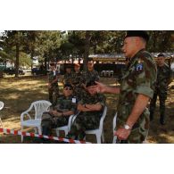 Le général de corps d'armée Xavier Bout Marnhac, COM-KFOR assiste aux démonstrations de la task force Centre.