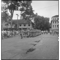 Les hommes du commando Ponchardier défilent  à Saigon, applaudis par les civils d'Indochine.
