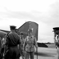 Arrivée du général Leclerc, commandant en chef en Indochine, à Saigon.