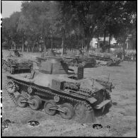 Manoeuvres en groupe de chars japonais récupérés par les troupes françaises à Phnom-Penh.