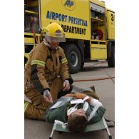 Triage des blessés selon les priorités d'urgence et premiers soins par les pompiers de l'aéroport et les médecins locaux avant évacuation.