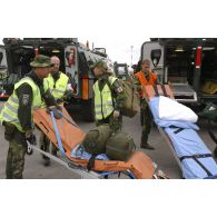 Brancardage de blessés vers les VAB sanitaires et la zone de triage, prise en compte des blessés par le service de santé finlandais de la KFOR.