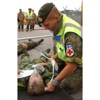 Premiers soins aux blessés par des personnels militaires médicaux finlandais de la Rapid Deployment Force de la KFOR.