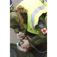 Premiers soins aux blessés par des personnels militaires médicaux suédois de la KFOR.
