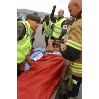 Premiers soins aux blessés par des personnels militaires médicaux suédois de la KFOR.