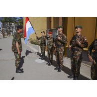 Honneurs au drapeau et revue de la garde d'honneur par le Grand-duc Henri de Luxembourg devant le HQ de la KFOR au camp Film city de Pristina.