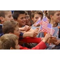 Les enfants de l'école équipés de petits drapeaux américains.