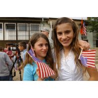 Les enfants de l'école équipés de petits drapeaux américains.