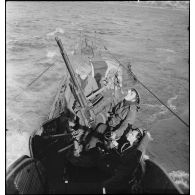 Exercice de tir antiaérien d'une des mitrailleuses Hotchkiss de 13,2 mm du sous-marin des Forces navales françaises libres (FNFL) la Minerve.