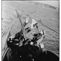 Exercice de tir antiaérien d'une des mitrailleuses Hotchkiss de 13,2 mm du sous-marin des Forces navales françaises libres (FNFL) la Minerve.