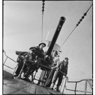 Exercice de tir antiaérien du canon de 75 mm du sous-marin des Forces navales françaises libres (FNFL) la Minerve.