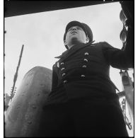 Officier de quart dans le kiosque du sous-marin des Forces navales françaises libres (FNFL) la Minerve pendant un exercice du bâtiment.