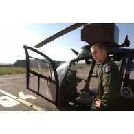 Présentation d'un hélicoptère Gazelle à Plana par un capitaine pilote à une équipe de journalistes français en visite au Kosovo.