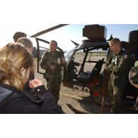 Présentation d'un hélicoptère Gazelle à Plana par un capitaine pilote à une équipe de journalistes français en visite au Kosovo.
