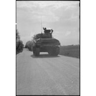 Des chars Sherman M4 de la 5e division blindée (DB) progressent sur une route aux alentours de Vaihingen.