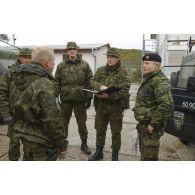 Briefing entre militaires danois et estoniens avant le départ en patrouille à la frontière du Kosovo et de la Serbie.
