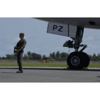 Un légionnaire sécurise l'opération d'évacuation au pied de l'avion Boeing 777 d'Air France à l'aéroport international d'Abidjan.