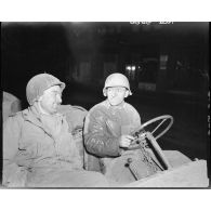 Le cameraman Christian Gaveau (à gauche) et le photographe Roland Lennad du service cinématographique de l'armée (SCA), circulent à bord de leur jeep dans les environs de Sélestat.
