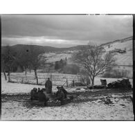 Temps de repos dans une plaine d'Alsace pour des hommes de la 2e division blindée (DB) - (peut-être une unité d'artillerie, caisses de munitions).