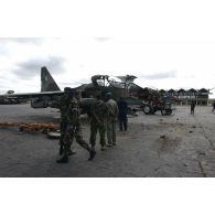 A l'aéroport de Yamoussoukro, dépollution des épaves des deux Sukhoi SU-25 de l'armée ivoirienne ayant bombardé une emprise française à Bouaké le 6 novembre 2004.