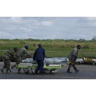 A l'aéroport de Yamoussoukro, dépollution des épaves des deux Sukhoi SU-25 de l'armée ivoirienne ayant bombardé une emprise française à Bouaké le 6 novembre 2004. Plateaux de bombes déplacé par des militaires ivoiriens. Les munitions non explosées lors du bombardement de l'aéroport posent problème.