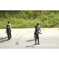 Point de contrôle de la gendarmerie ivoirienne sur le boulevard de la Paix à Abidjan.